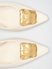 Ecru - Friends Like These Faux Leather Gold Hardware Pointed Toe Slingback Kitten Heel Court Shoes - Bild 4 von 5