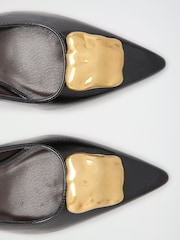 Schwarz - Friends Like These Faux Leather Gold Hardware Pointed Toe Slingback Kitten Heel Court Shoes - Bild 4 von 5
