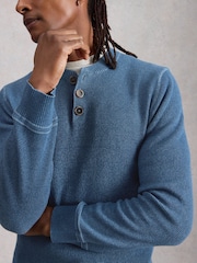 כחול  - White Stuff סוודר עם פאנל כפתורים בצווארון, דגם Attadale - תמונה 4 מתוך 6