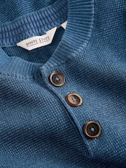 כחול  - White Stuff סוודר עם פאנל כפתורים בצווארון, דגם Attadale - תמונה 6 מתוך 6