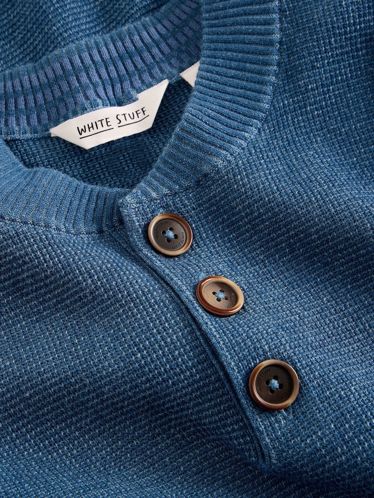 כחול  - White Stuff סוודר עם פאנל כפתורים בצווארון, דגם Attadale - תמונה 6 מתוך 6