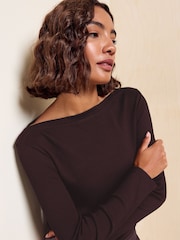 Schokoladenbraun - Friends Like These Long Sleeve Ribbed Boat Neck T-Shirt - Bild 1 von 4