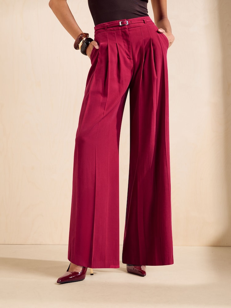 Beerenrot - Friends Like These Belted Pleat Wide Leg Trousers - Bild 1 von 5 Beerenrot - Friends Like These Belted Pleat Wide Leg Trousers - Bild 1 von 5