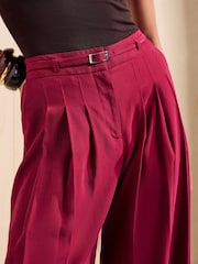 Beerenrot - Friends Like These Belted Pleat Wide Leg Trousers - Bild 3 von 5