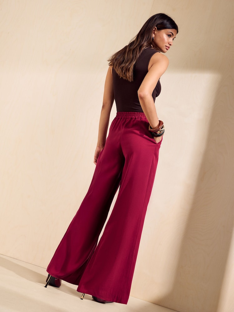 Beerenrot - Friends Like These Belted Pleat Wide Leg Trousers - Bild 5 von 5 Beerenrot - Friends Like These Belted Pleat Wide Leg Trousers - Bild 5 von 5