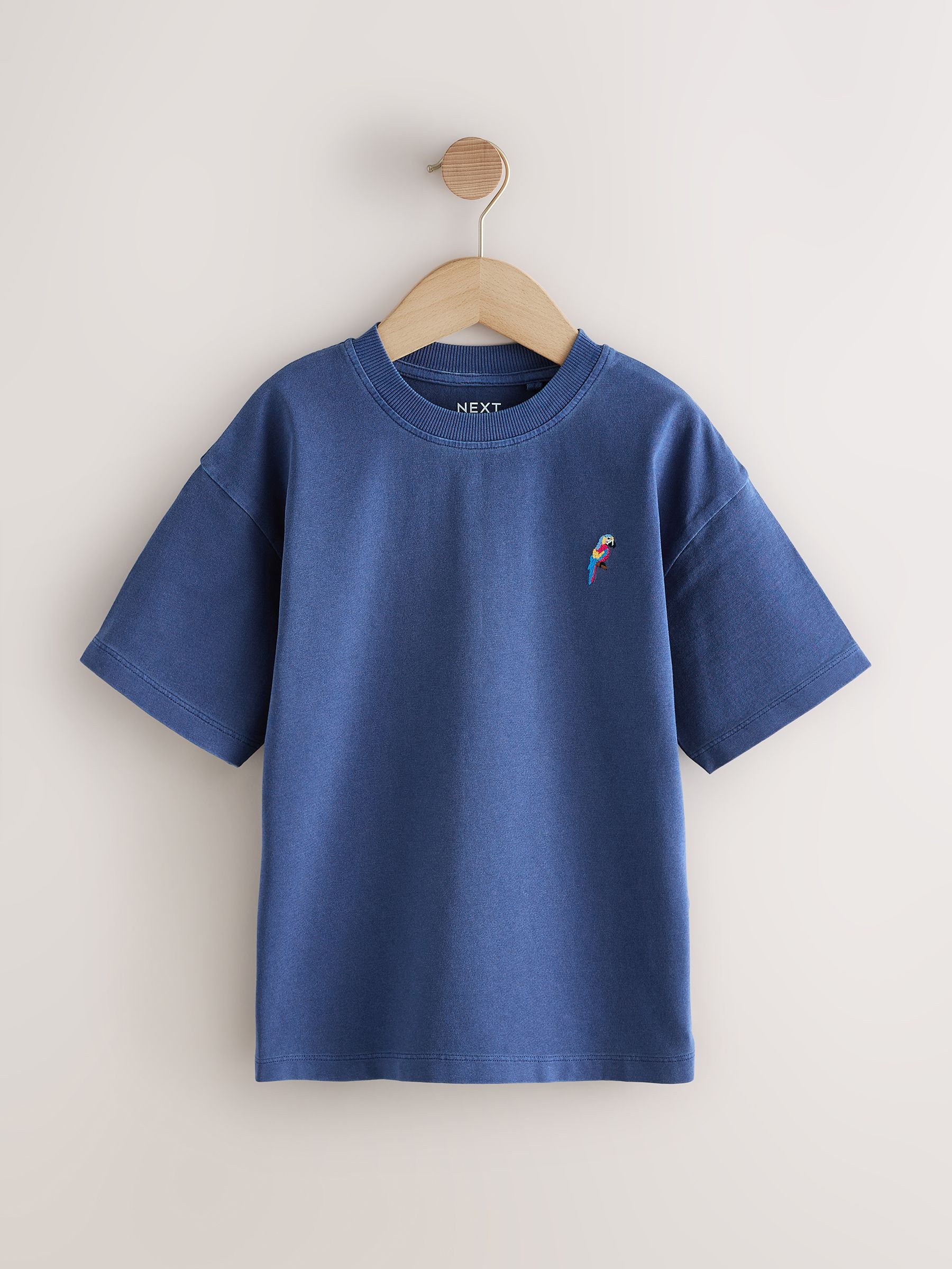 Next：日本 ブルー - ウォッシュドチェスト刺繍Tシャツ（3～16歳