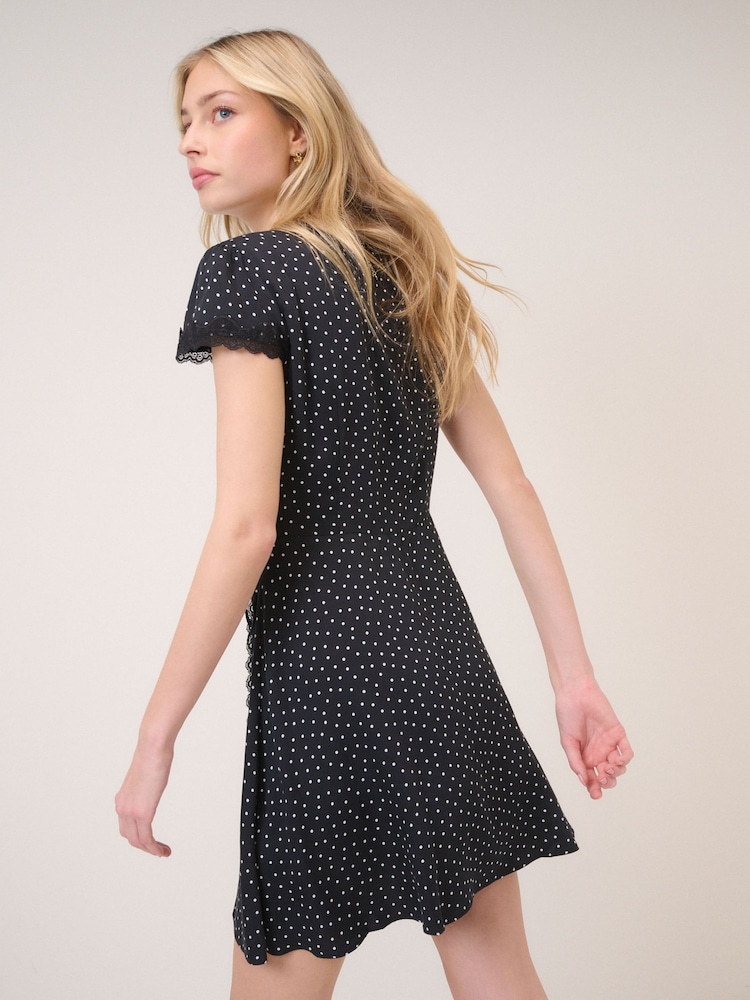 navya wrap mini dress in basic polka black https://motelrocks-com.myshopify.com/products/navya-wrap-mini-dress-basic- polka-black