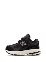 New Balance Black/White 2002 Hook and Loop Infant Trainers - Image 2 of 7