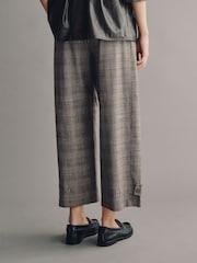 Brown Fine Check - Barrel Leg Trousers with Button Hem - Imagen 2 de 10