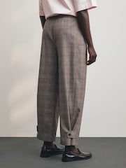 Brown Fine Check - Barrel Leg Trousers with Button Hem - Imagen 3 de 10