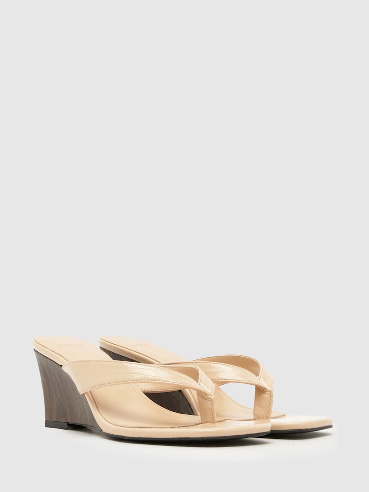 لون طبيعي - Schuh Solomon Wedge Toe Post Sandal - Image 2 of 4
