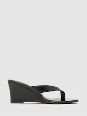 أسود - Schuh Solomon Wedge Toe Post Sandal - Image 1 of 4