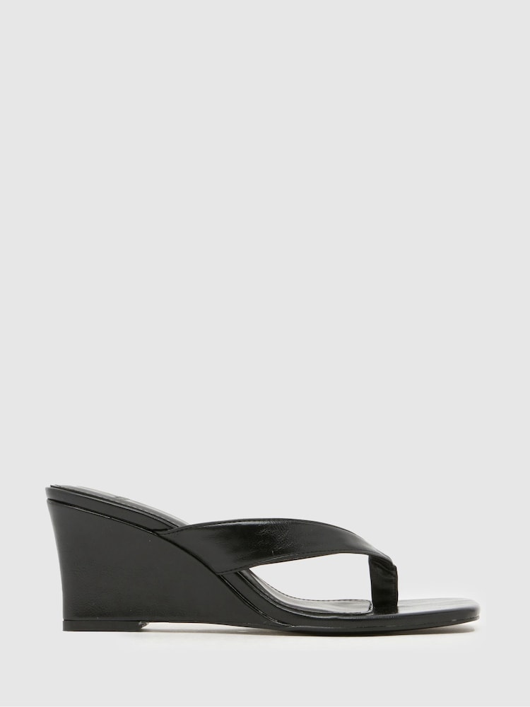 أسود - Schuh Solomon Wedge Toe Post Sandal - Image 1 of 4