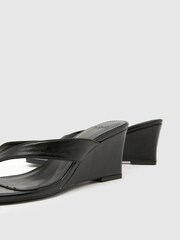 أسود - Schuh Solomon Wedge Toe Post Sandal - Image 4 of 4