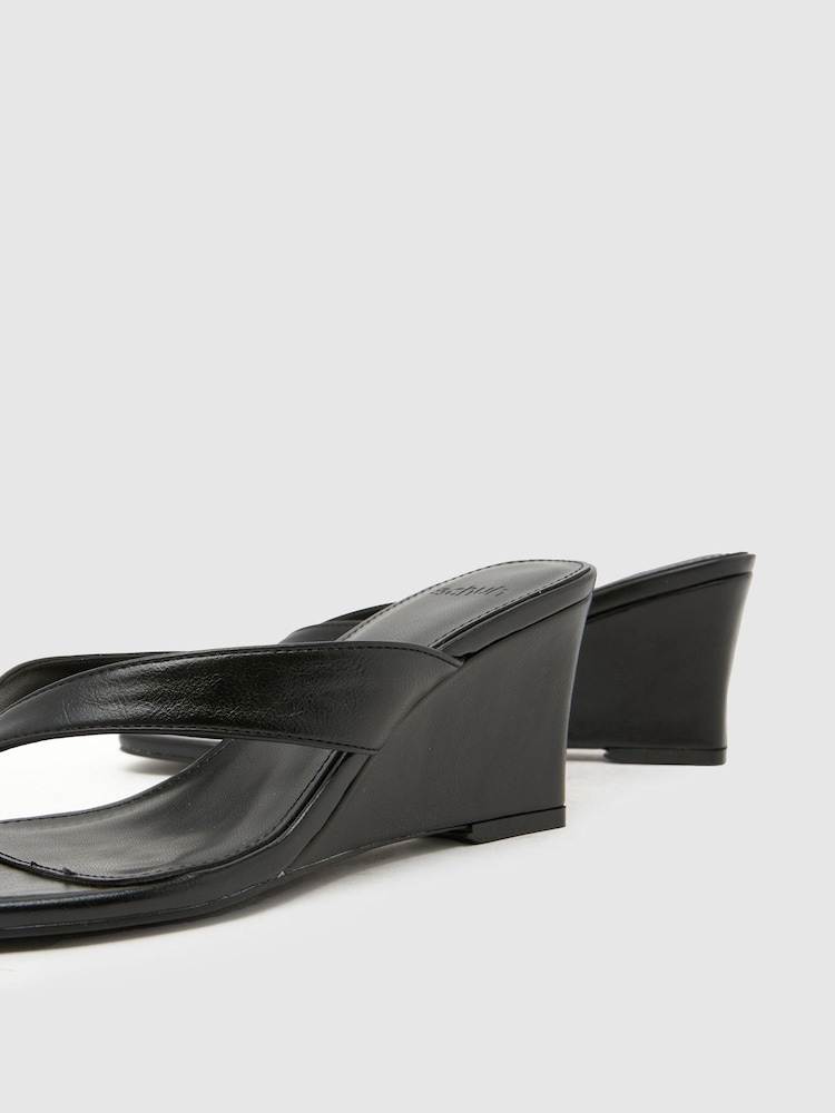 أسود - Schuh Solomon Wedge Toe Post Sandal - Image 4 of 4