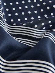 Lunares azul marino - Square Lightweight Scarf with Silk - Imagen 3 de 3