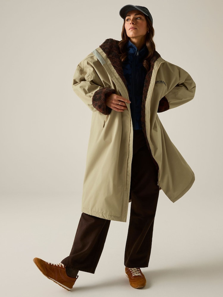 Regatta Natural Adult Waterproof Changing Robe - Image 2 of 11