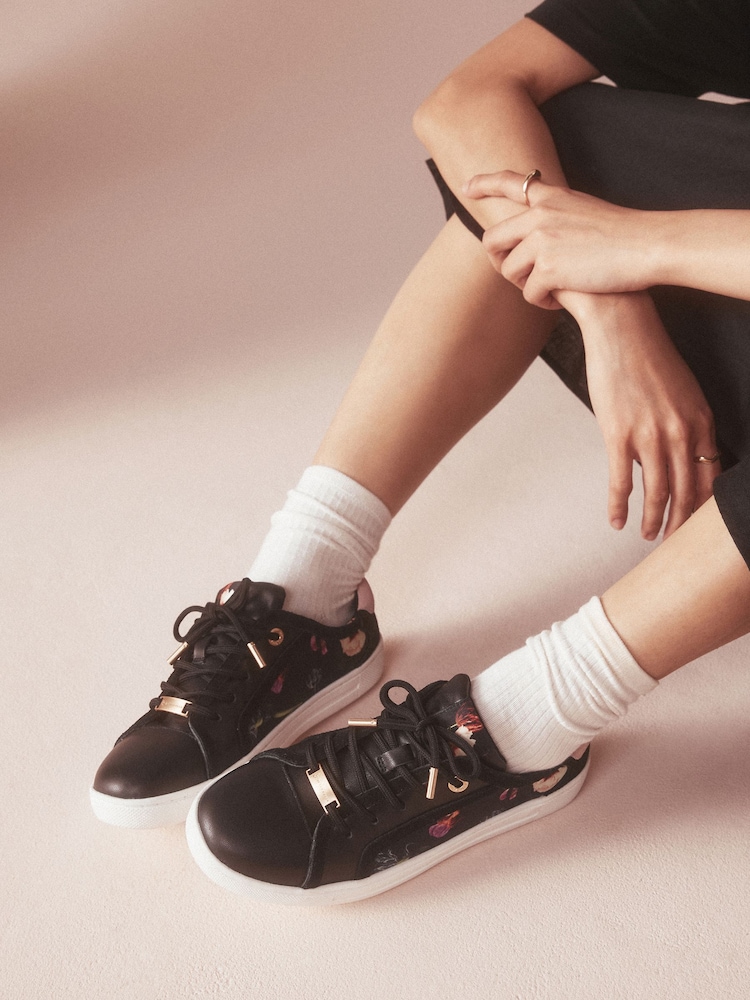 Sort/pink - B by Ted Baker lædersneakers med snørebånd og hardwaredetaljer - Billede 2 af 2 Sort/pink - B by Ted Baker lædersneakers med snørebånd og hardwaredetaljer - Billede 2 af 2