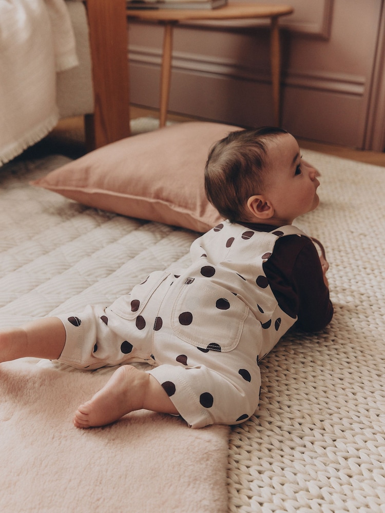 Braun/Creme mit Punktmuster - Baby Long Sleeve Bodysuit And Woven Dungaree 2 Piece Set (0mths-2yrs) - Bild 2 von 3