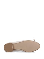 Κρεμ - Σανδάλια Hush Puppies Silvia με χαμηλό τακούνι - Εικόνα 6 από 6