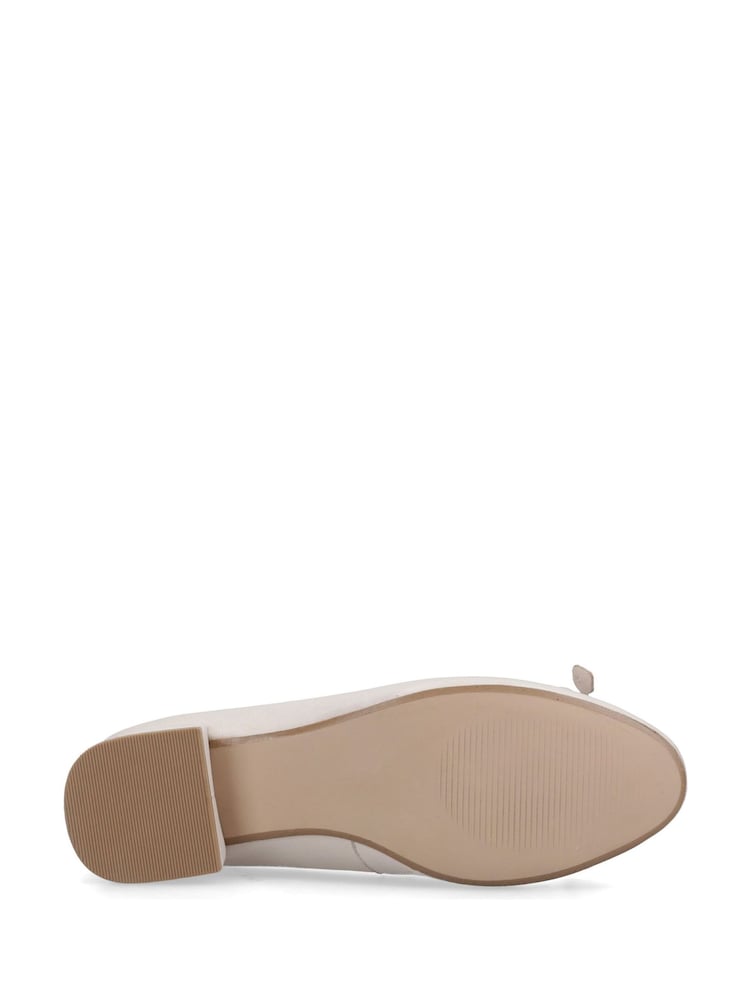 Κρεμ - Σανδάλια Hush Puppies Silvia με χαμηλό τακούνι - Εικόνα 6 από 6