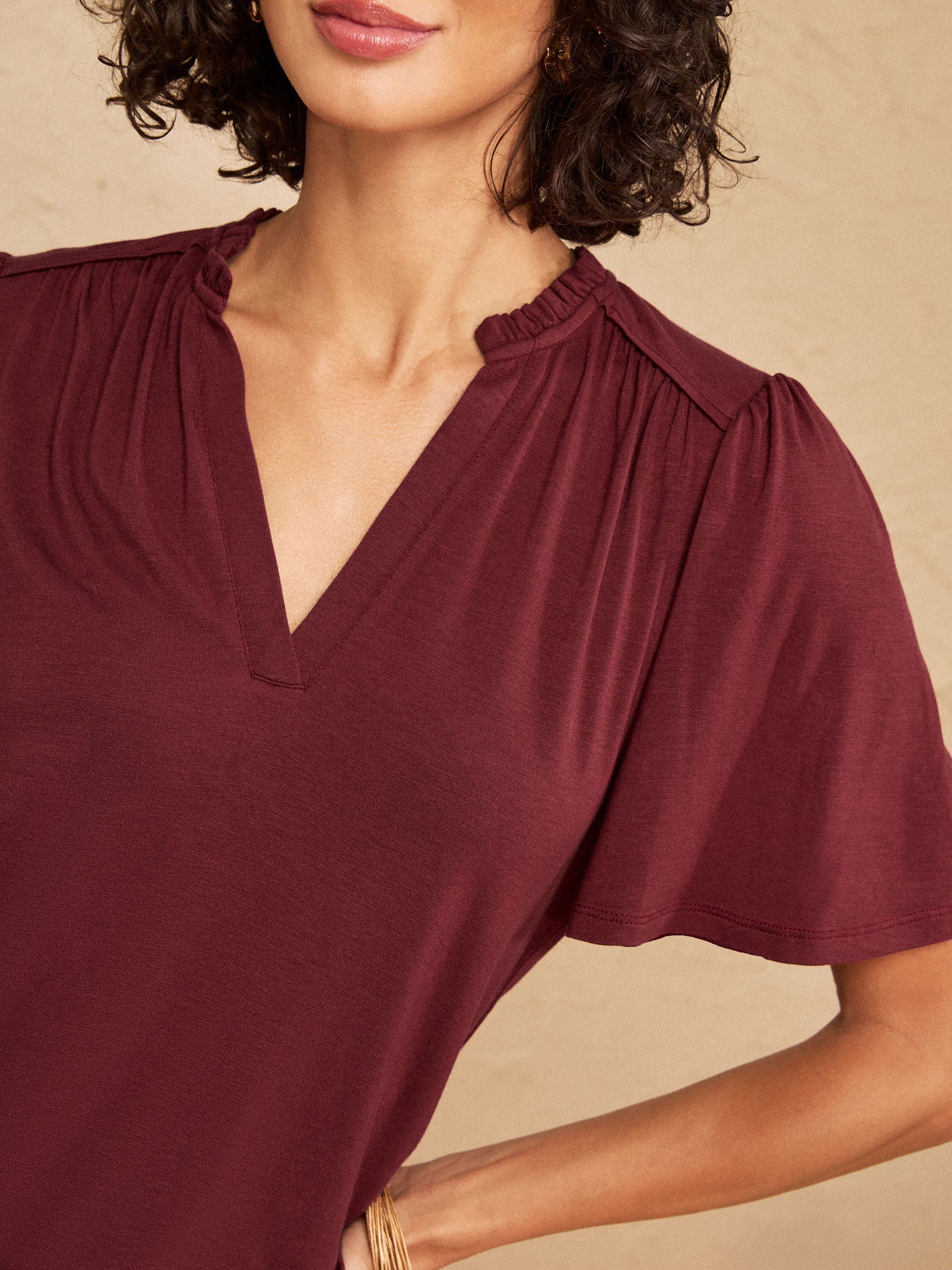 Comprar Camiseta Love & Roses com Decote em V e Mangas Flutuantes