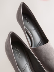 Gray - Forever Comfort® Leather Highcut Court Heels - Larawan 8 ng 8