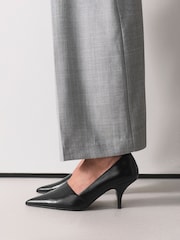 Itim - Forever Comfort® Leather Highcut Court Heels - Larawan 3 ng 9