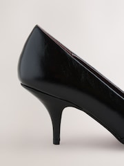 Itim - Forever Comfort® Leather Highcut Court Heels - Larawan 7 ng 9