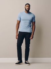 כחול  - חולצת טי בגזרה צמודה מבד Motionflex - תמונה 2 מתוך 5