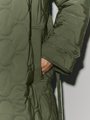 Olīvzaļa - Long Quilted Shower Resistant Jacket - Attēls 5 no 8