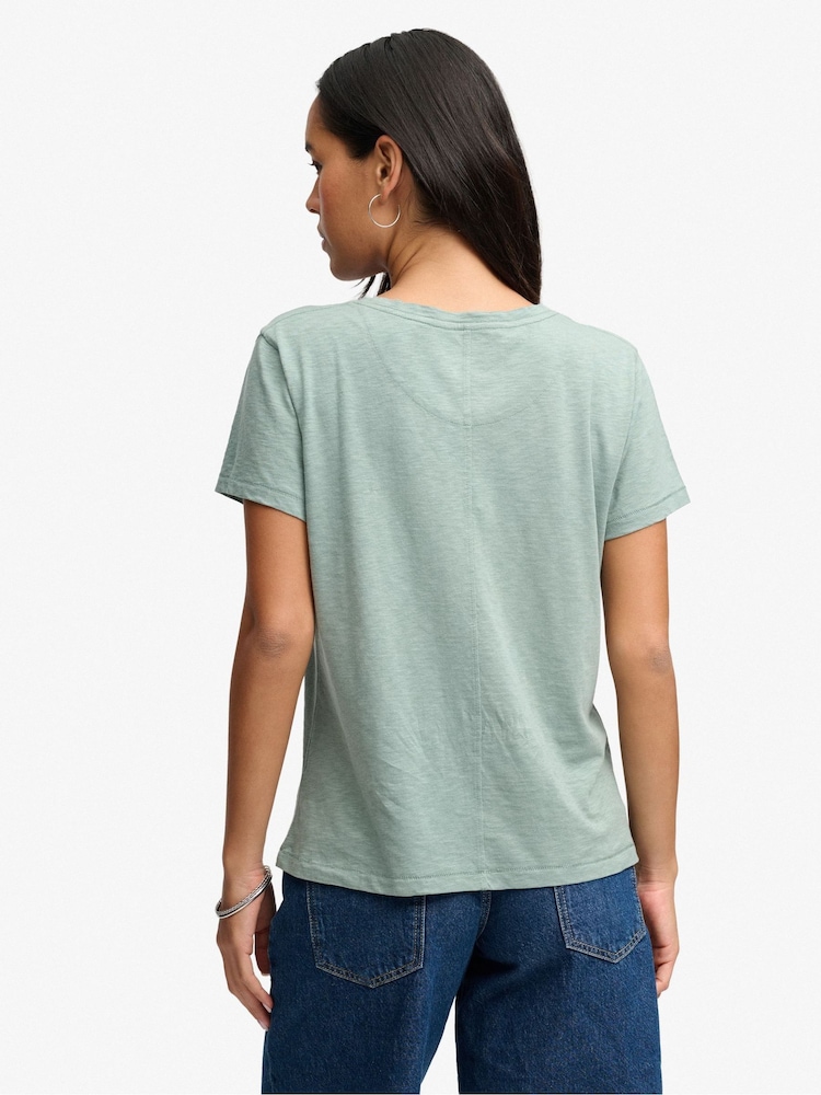Verde - Superdry Camiseta bordada con cuello en V bordada en - Imagen 2 de 5 Verde - Superdry Camiseta bordada con cuello en V bordada en - Imagen 2 de 5
