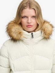 أبيض - سترة متوسطة الطول بغطاء رأس من الفرو الصناعي من تشكيلة Fuji من Superdry - صورة 5 من 8