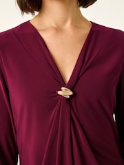 Röd - Roman V-ringning Blus med Metalldetaljer och Stretch - Bild 5 av 5