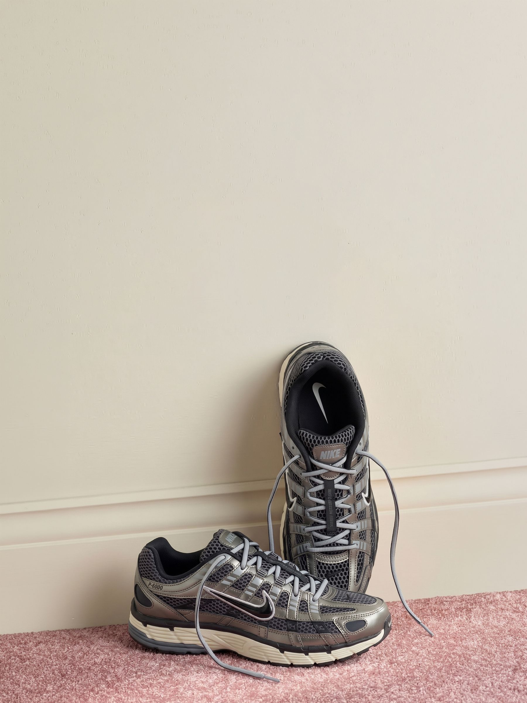 Nike Men's Black Silver P-6000 Se Trainers - Image 1