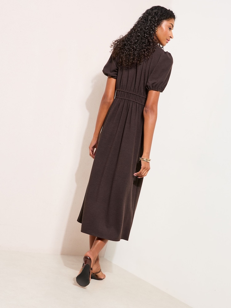 Schokoladenbraun - Friends Like These Kurzärmeliges Midi-Hemdkleid - Bild 4 von 4