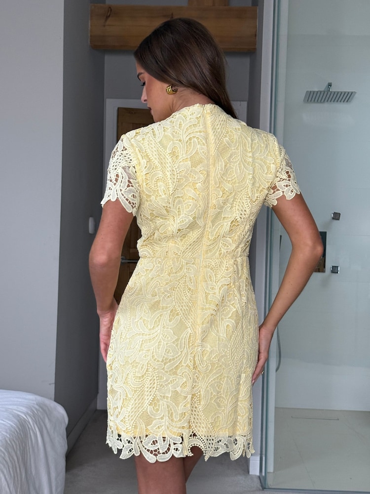 Girl In Mind Maryam Cap Sleeve Alto Neck Lace Mini Dress - Imagen 2 de 6