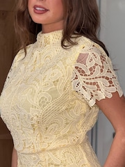 Girl In Mind Maryam Cap Sleeve Alto Neck Lace Mini Dress - Imagen 5 de 6