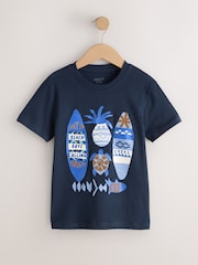 גלשנים בצבע כחול נייבי - חולצת טי בגזרה רגילה עם שרוולים קצרים והדפס גרפי (גיל 3 עד 16) - תמונה 1 מתוך 4