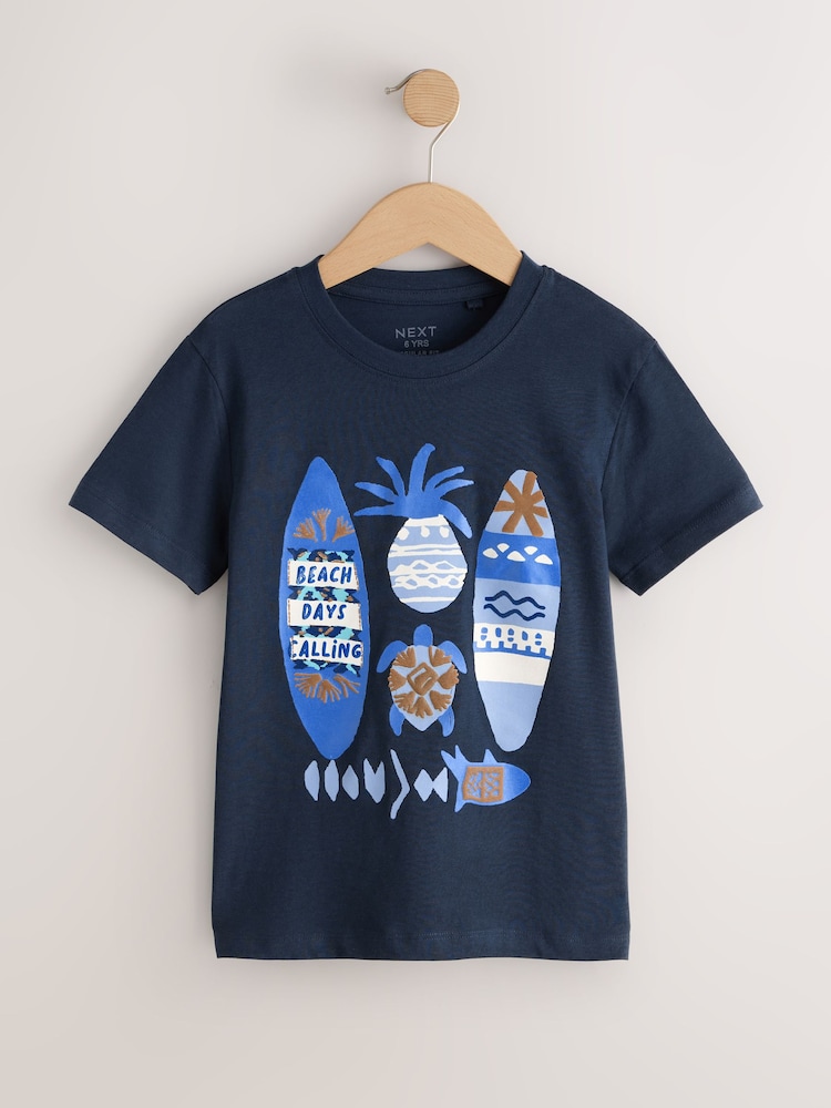 גלשנים בצבע כחול נייבי - חולצת טי בגזרה רגילה עם שרוולים קצרים והדפס גרפי (גיל 3 עד 16) - תמונה 1 מתוך 4