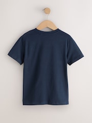גלשנים בצבע כחול נייבי - חולצת טי בגזרה רגילה עם שרוולים קצרים והדפס גרפי (גיל 3 עד 16) - תמונה 2 מתוך 4