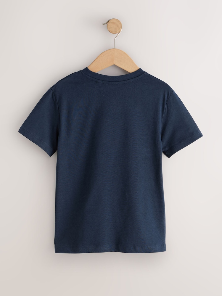 גלשנים בצבע כחול נייבי - חולצת טי בגזרה רגילה עם שרוולים קצרים והדפס גרפי (גיל 3 עד 16) - תמונה 2 מתוך 4