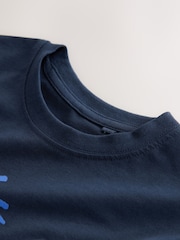 גלשנים בצבע כחול נייבי - חולצת טי בגזרה רגילה עם שרוולים קצרים והדפס גרפי (גיל 3 עד 16) - תמונה 3 מתוך 4