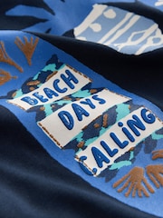 גלשנים בצבע כחול נייבי - חולצת טי בגזרה רגילה עם שרוולים קצרים והדפס גרפי (גיל 3 עד 16) - תמונה 4 מתוך 4