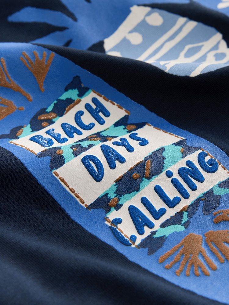 גלשנים בצבע כחול נייבי - חולצת טי בגזרה רגילה עם שרוולים קצרים והדפס גרפי (גיל 3 עד 16) - תמונה 4 מתוך 4