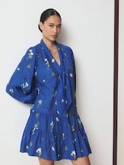 Koboltblått blomstrete Print - Long Sleeve Tie Neck Mini Dress - Bilde 1 av 9