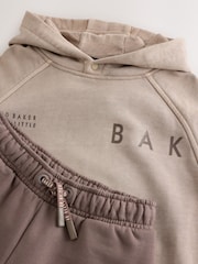 Песочный - Комплект Baker by Ted Baker: свободное худи с принтом и широкие джоггеры - Изображение 10 13