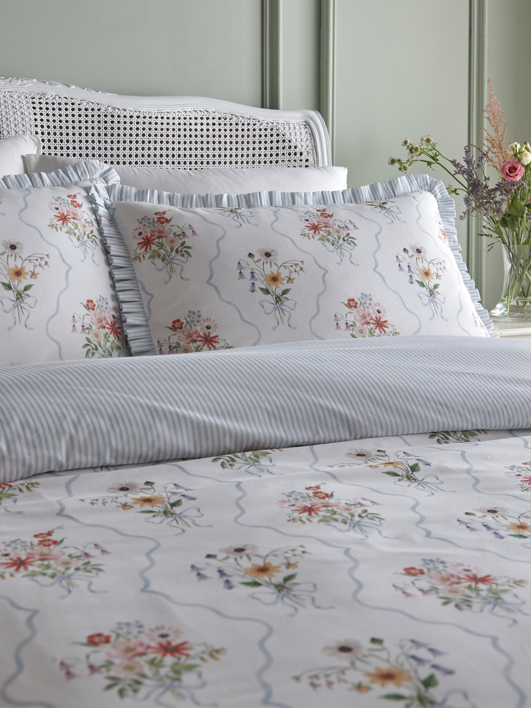 Julian Charles Multi Floral Bouquet Pleat Edge Reversible 100% Cotton Duvet Set - Super King - Image 3