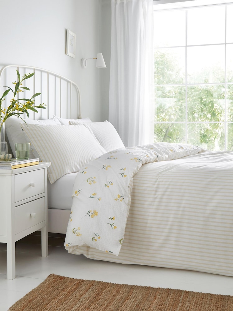 Dreams & Drapes White Ditsy Floral Seersucker Textured Duvet Cover Set - Image 4 of 4