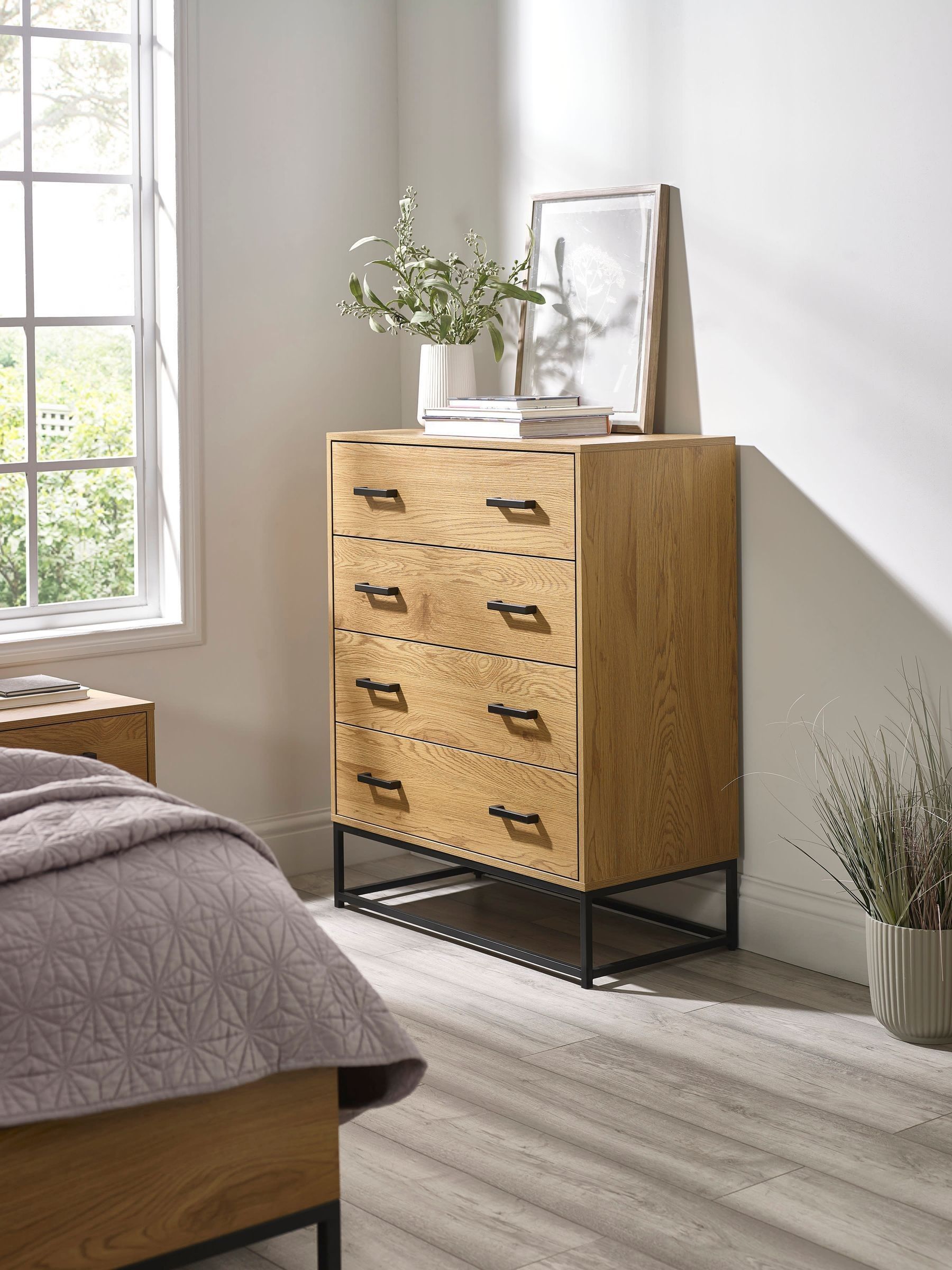 Julian Bowen Unisex Light Oak Effect Black Harlow 4 Drawer Chest - Image 4